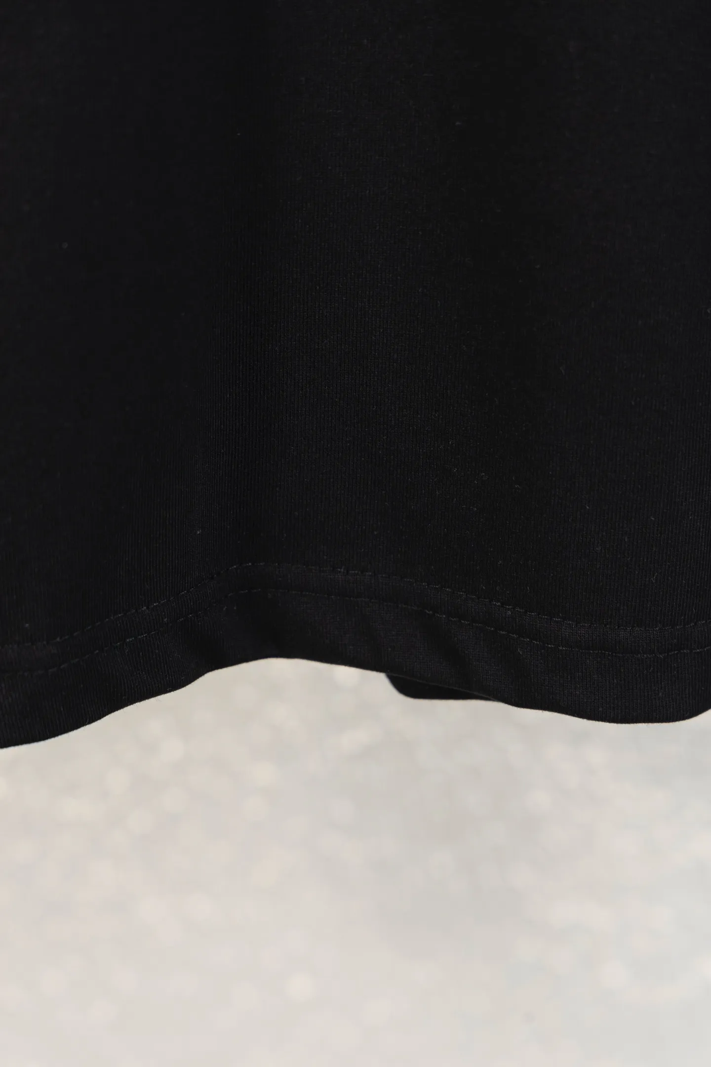 🅿️190 style number k8053 CH Kejia Sanskrit cross heavy industry foam printed T-shirt! Every one of Crow's products is really unique. Every piece has a back view. This leather label design is really cool. The leather label and silver jewelry design make the whole dress the icing on the cake. The texture of the whole short-sleeved piece is really amazing. It is made of 260g pure cotton fabric! 100% authentic to the official version, with all the details. All cuffs, shoulder seams, armholes, and necklines are all double-needle crimping. This is the rigorous craftsmanship that big brands should have. Details determine quality. The original washed tag packaging is full of style! The whole piece adopts three-needle and five-thread technology (neckline-shoulder seam-sleeve seam-double-pressed thread, which looks more three-dimensional and textured) and has the same craftsmanship as the original original, with a classic version, small dropped shoulders, and a micro silhouette! Color: Black White Size: XS-L